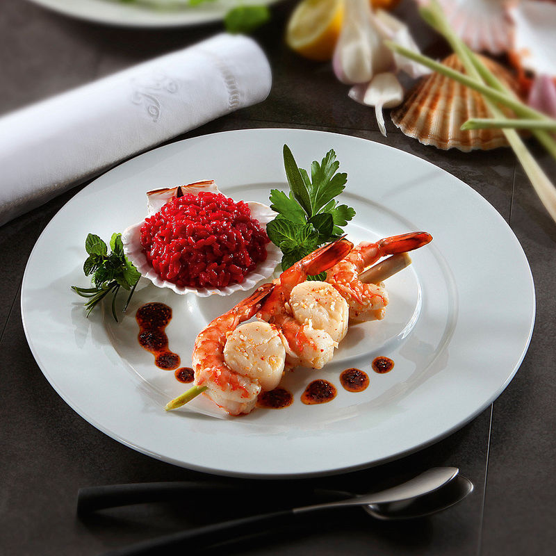 Meeresfr�chte-Zitronengrasspie�e auf Rote-Beete Risotto