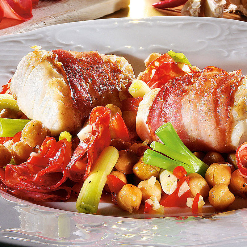 Schellfisch in Bacon auf Kichererbsen mit Chorizo