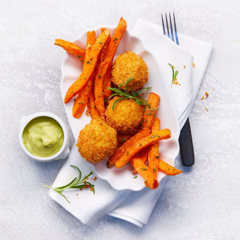  Panko Poularden-Kl��chen, S��kartoffel Pommes und Avocado-Curry Mayonnaise
