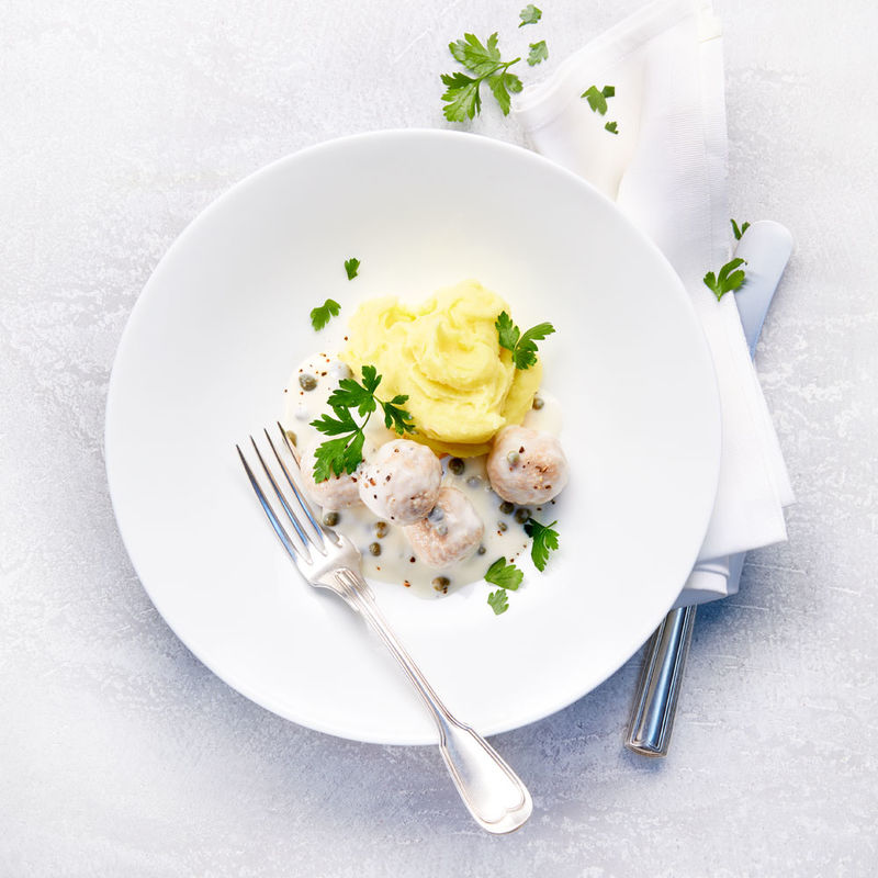 Poularden-Kl��chen in Kapernsauce zu Kartoffelp�ree