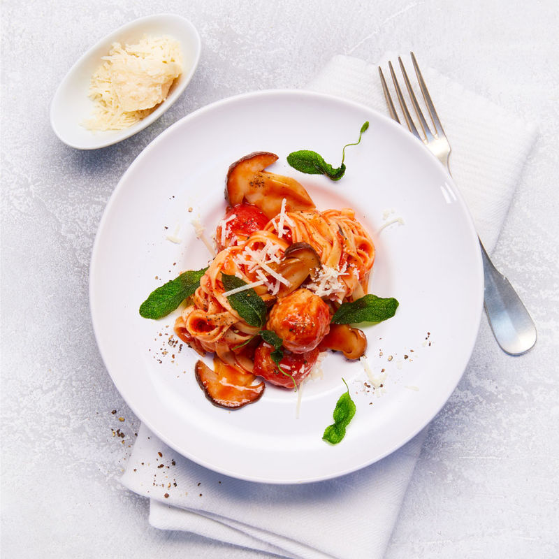 Poularden-Kl��chen in Salsa di Fungi mit Tagliatelle