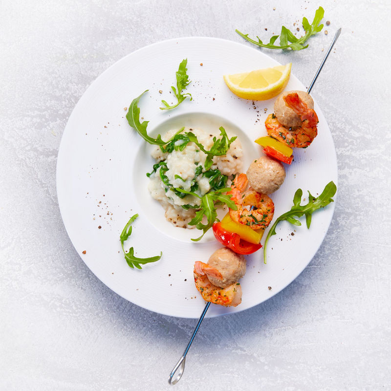 Poularden-Kl��chen-Garnelenspie�e auf Rucola Risotto