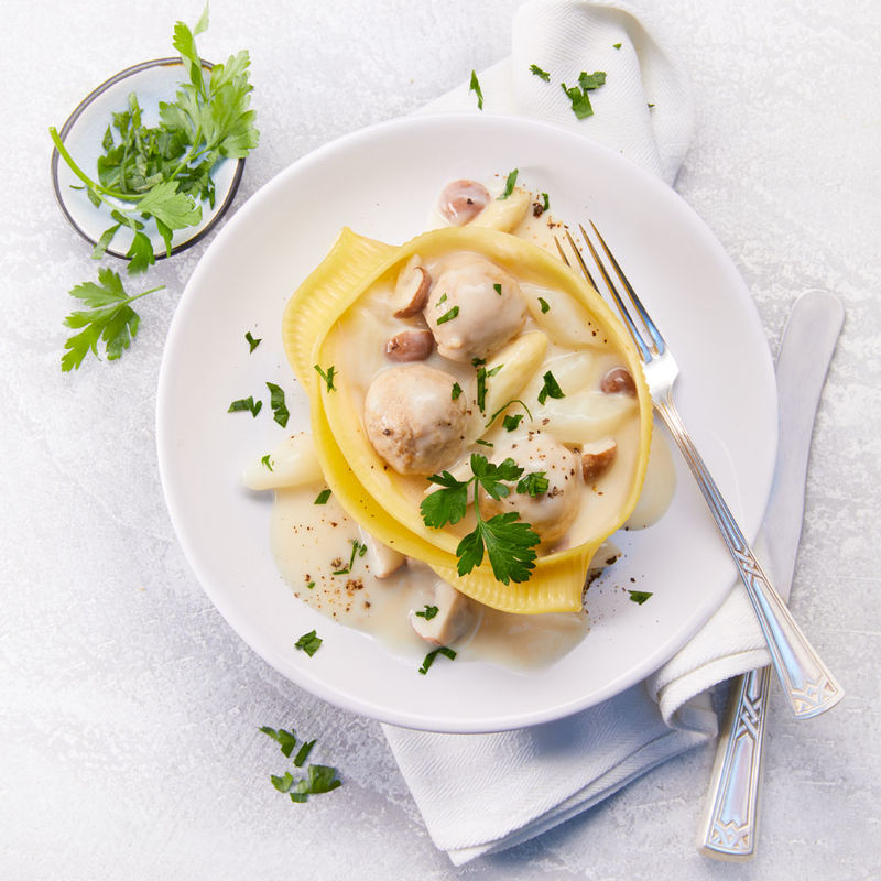 Spargel-Champignon-Ragout mit Poularden-Kl��chen in Caccavelle