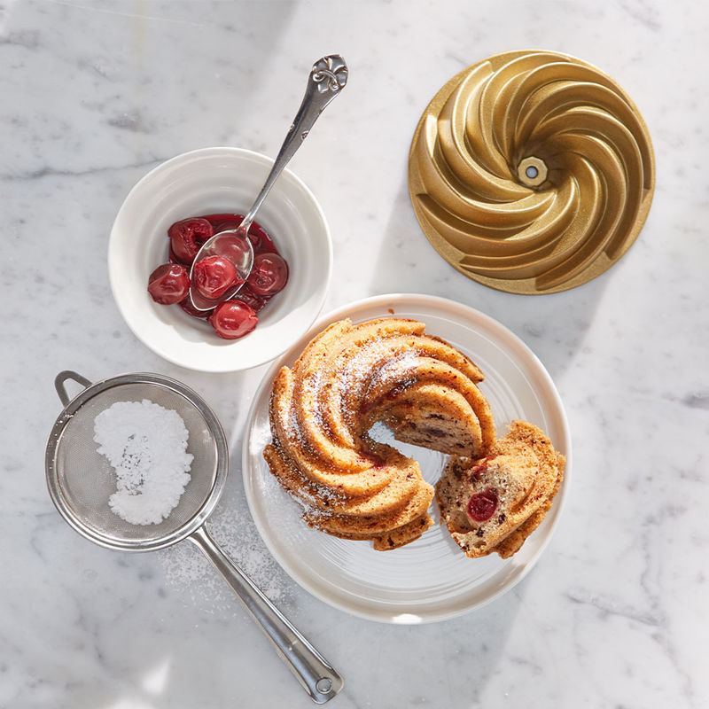   Haselnuss-Kirschkuchen in den Mini Lilienbl�te-Backformen