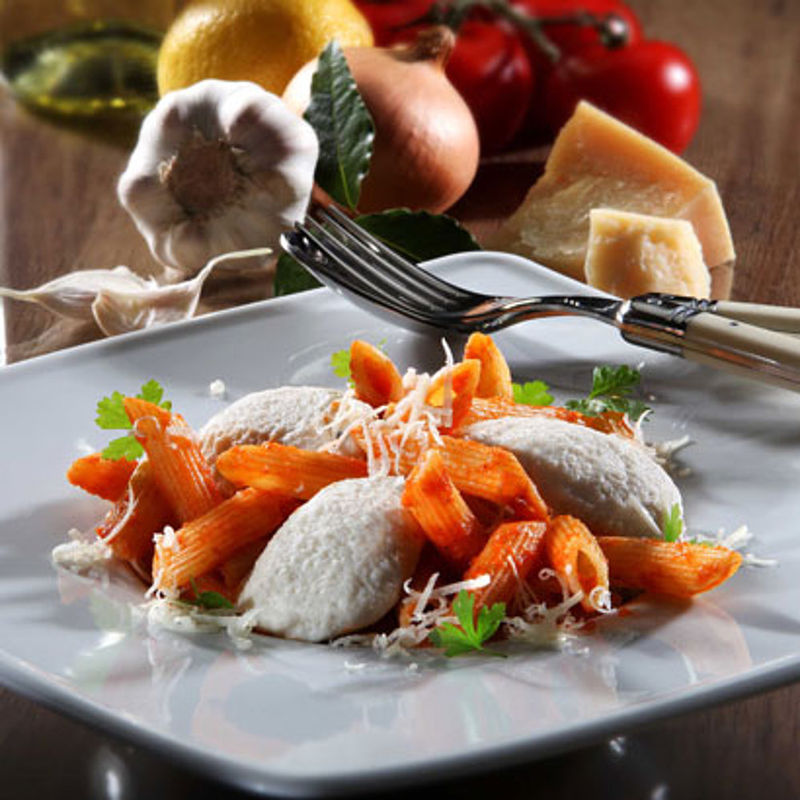 Fischkl��chen mit San Marzano Tomatensauce und Rigatoni