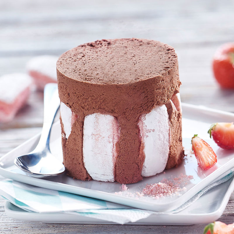 Geeistes Schokoladenparfait mit Biskuits Roses de Reims
