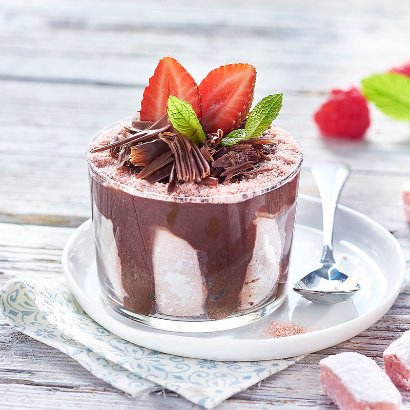 Mousse au chocolat mit Biskuits Roses de Reims