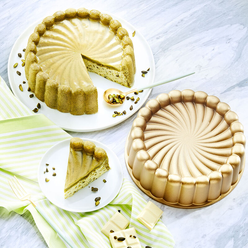 Matcha-Pistazien-Kuchen mit wei�er Schokolade und Sake-Gelee