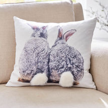 Witziges Hasenkissen mit 3D-Puschelschw�nzchen