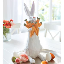 Osterhase bezaubert mit gro�em Karottenbund