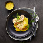Lachs-Pasta-R�llchen mit Safransauce
