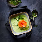 Rucola-Cremesuppe mit R�ucherlachs-Rosette