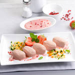 Lachskl��chen mit Erdbeeren und Gem�sebrunoise