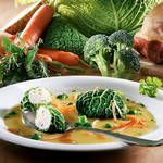 Schinkensuppe mit jungem Gem�se und Wirsing-Hackfleisch-B�llchen