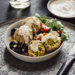 Marokkanische Salzzitronen-Falafel mit Sesamsauce auf Rauke