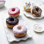 Bunte Donuts mit 5 Glasuren