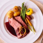 Sous-vide Roastbeef, Sauce Cumberland, Risol�e-Kartoffeln und junges Gem�se