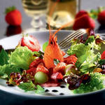 Flusskrebs-Erdbeer-Cocktail auf Salat