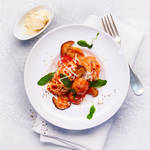 Poularden-Kl��chen in Salsa di Fungi mit Tagliatelle
