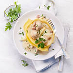 Spargel-Champignon-Ragout mit Poularden-Kl��chen in Caccavelle