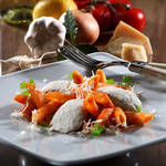 Fischkl��chen mit San Marzano Tomatensauce und Rigatoni