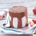 Geeistes Schokoladenparfait mit Biskuits Roses de Reims