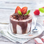 Mousse au chocolat mit Biskuits Roses de Reims