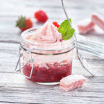 Rote Fr�chte Kompott mit Biskuits Roses de Reimes und rosa Mousse